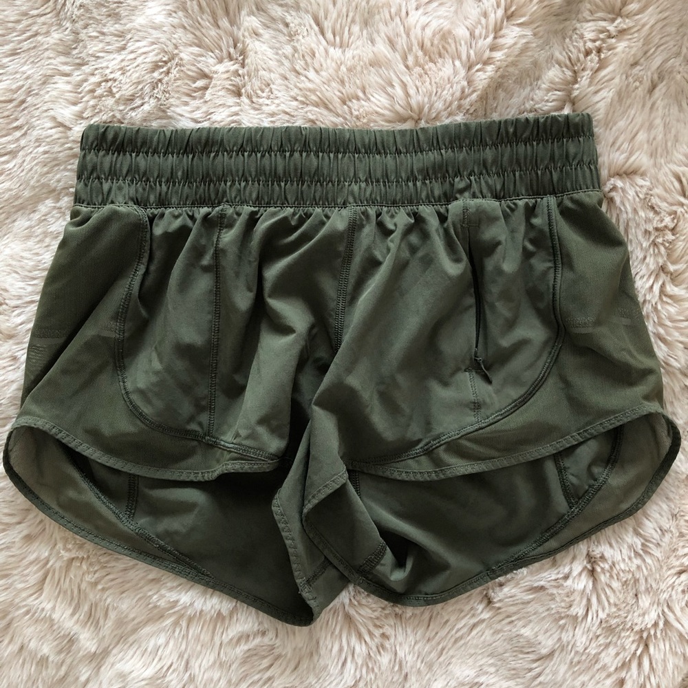 LuluLemon hotty hot short II 2.5”